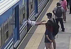 Видео не для слабонервных: женщина падает в щель между движущимся поездом и платформой