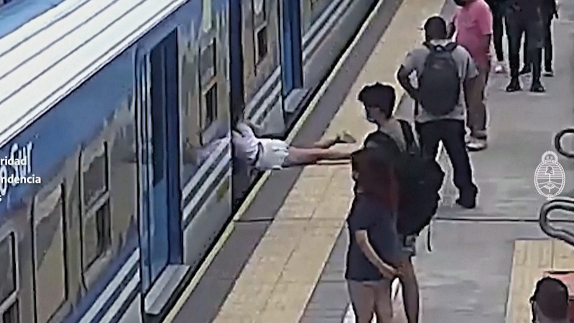 Видео не для слабонервных: женщина падает в щель между движущимся поездом и платформой