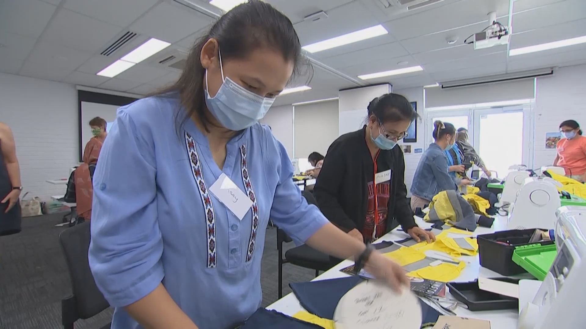 В Австралии беженки учатся шить и дают вторую жизнь старому текстилю