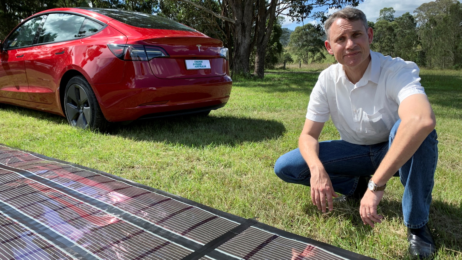 Tesla объедет Австралию, чтобы испытать зарядку от гибких солнечных панелей