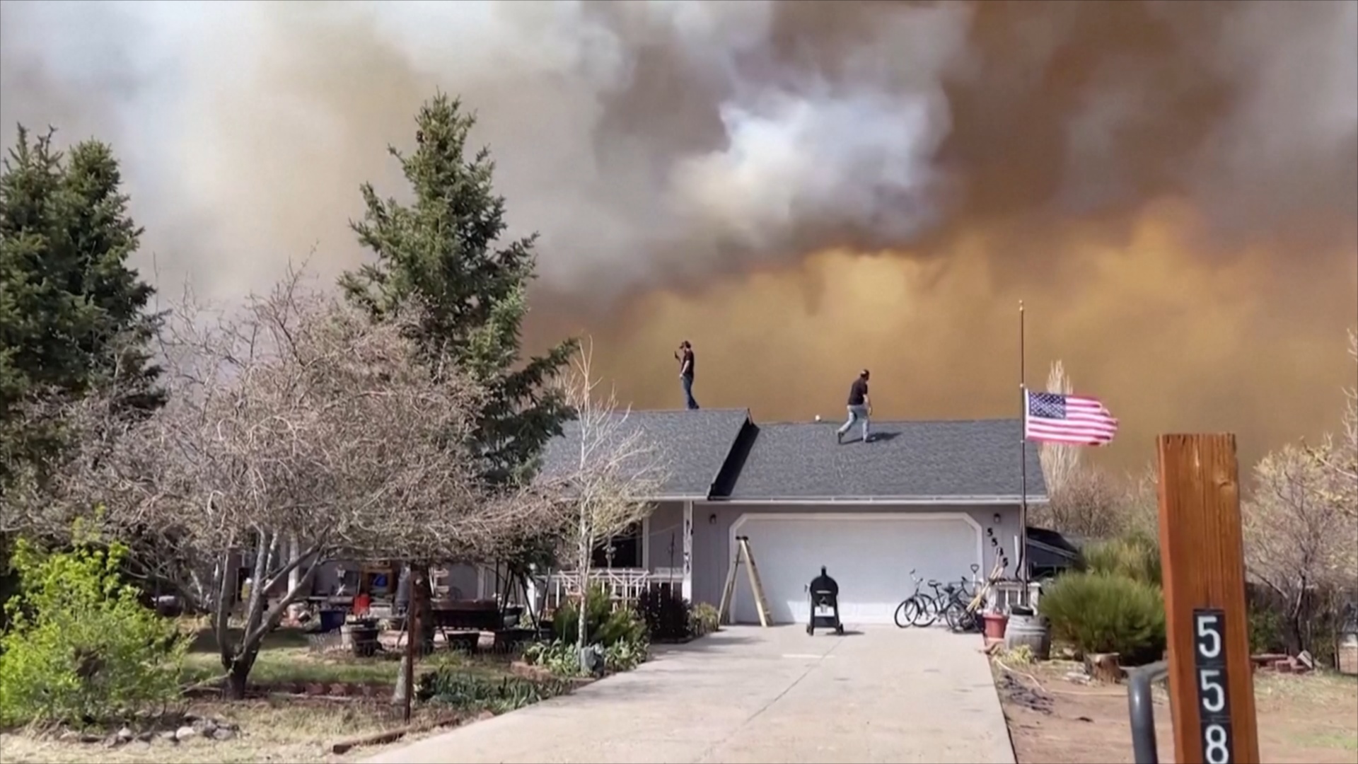 Лесной пожар в Аризоне вынудил более 2000 жителей покинуть дома