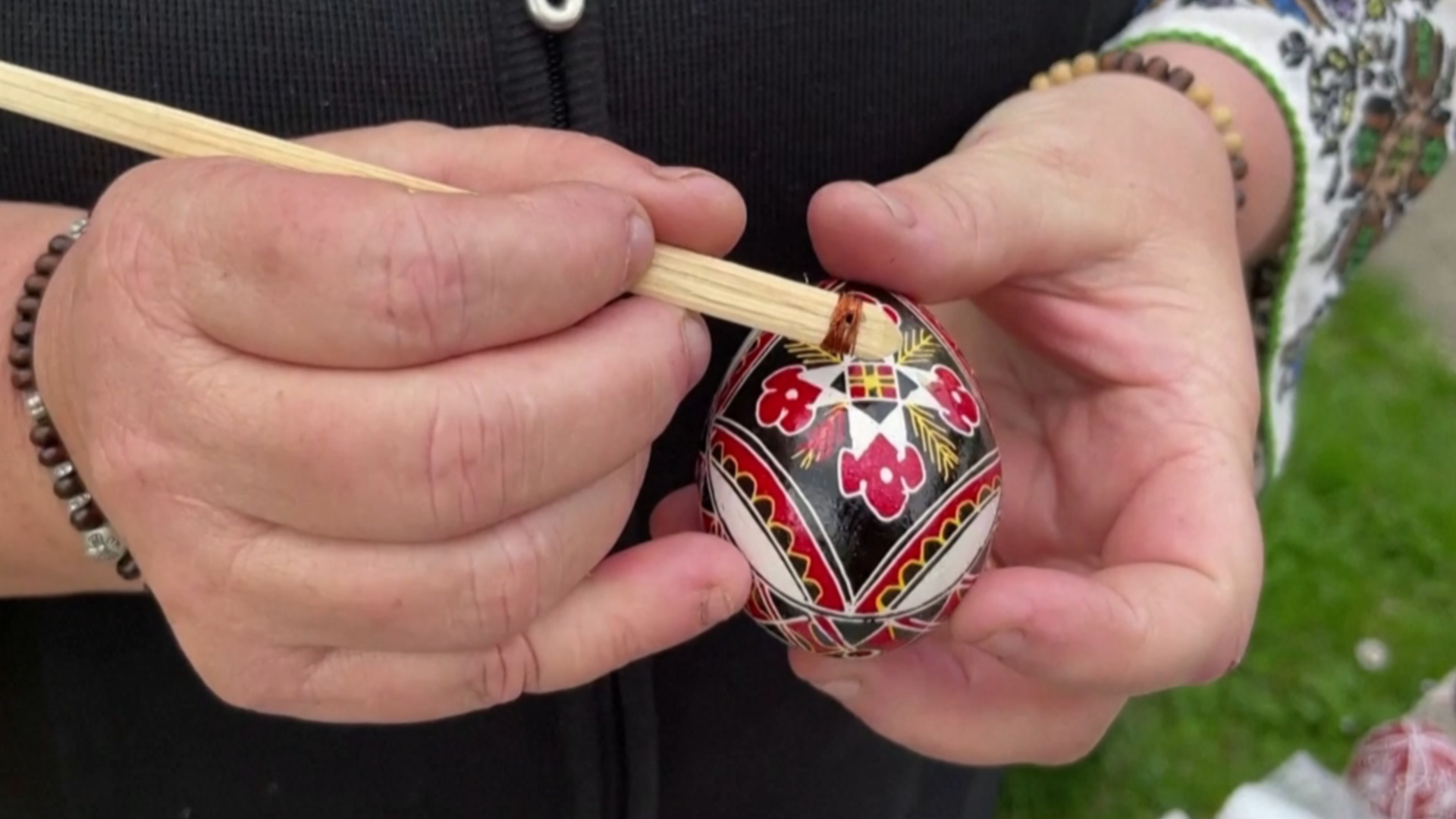 Румыны учат детей туристов расписывать пасхальные яйца