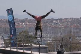 Мигранты во Франции зарабатывают на жизнь акробатикой
