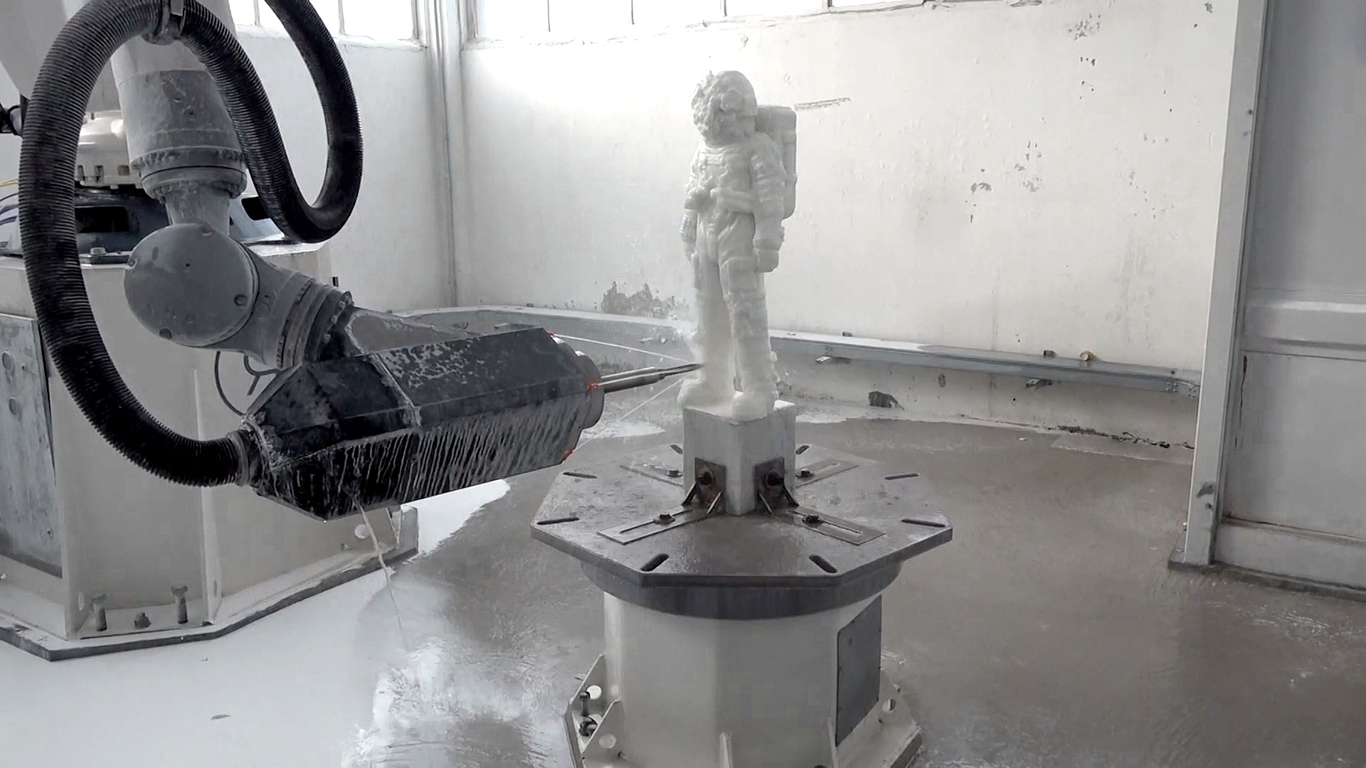 В Италии скульптуры делает робот