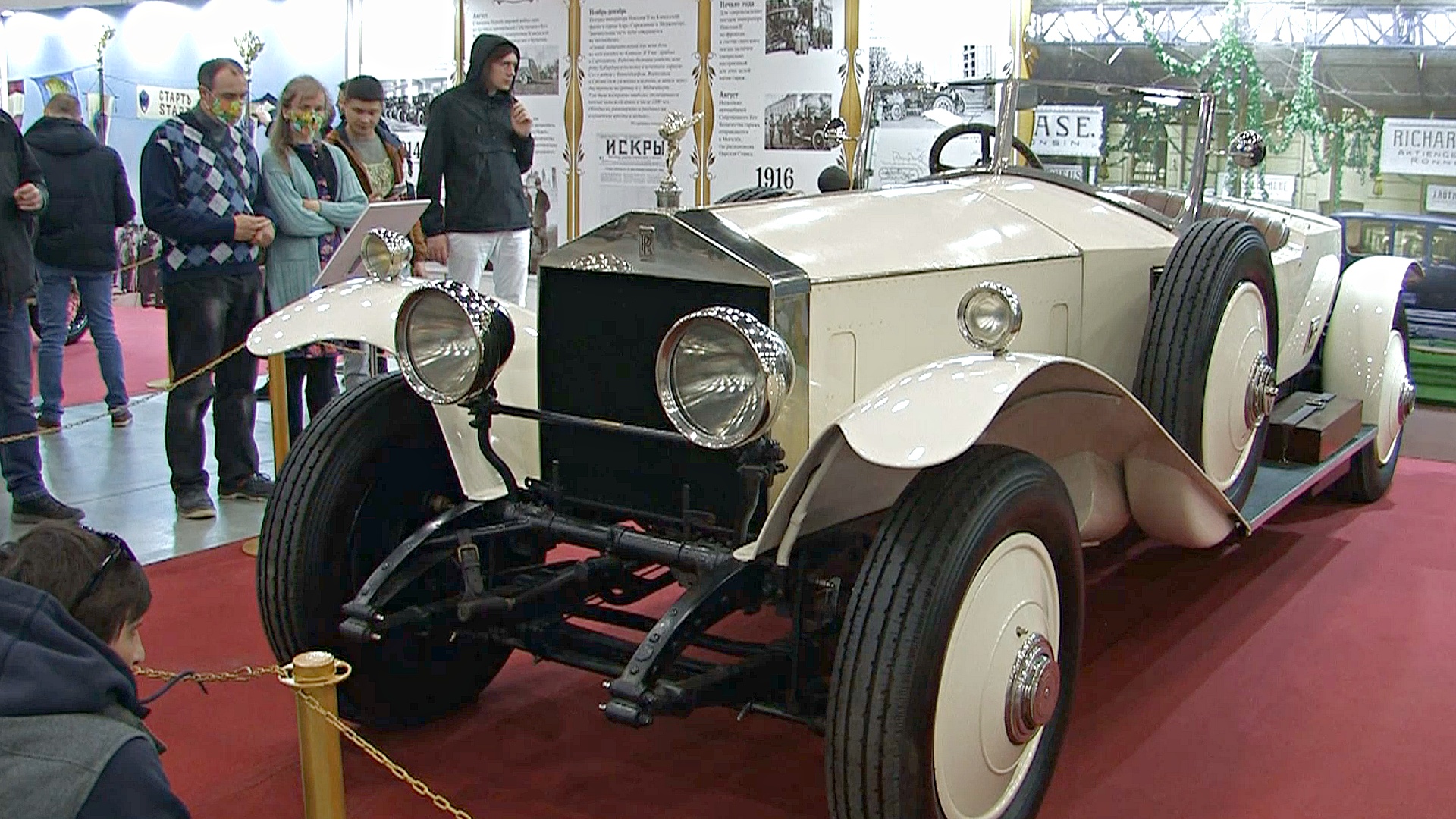 Автомобили царских времён и винтажные спорткары показали в Петербурге