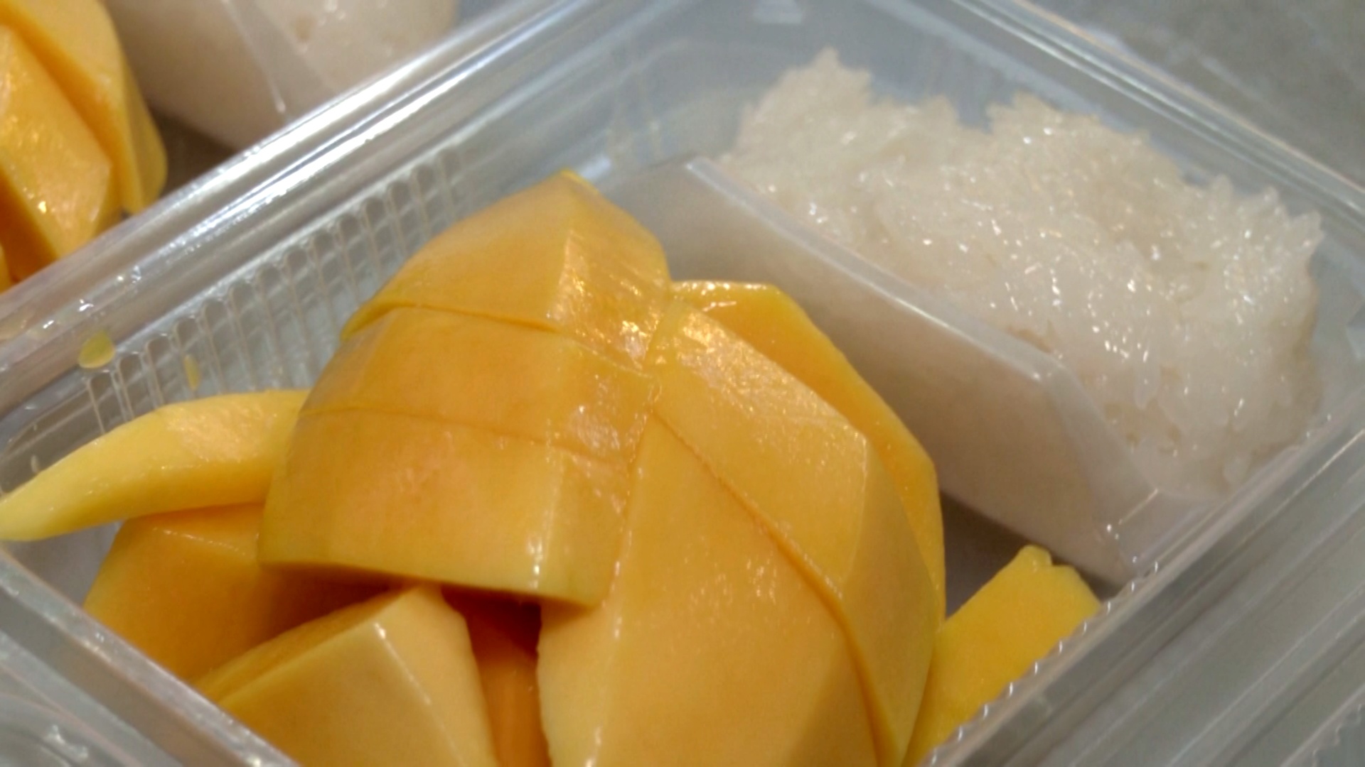 Безумный спрос на десерт с манго в Таиланде начался из-за певицы