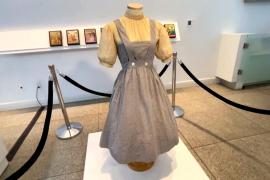 Ранее утерянное платье Дороти из «Волшебника страны Оз» ушло с молотка