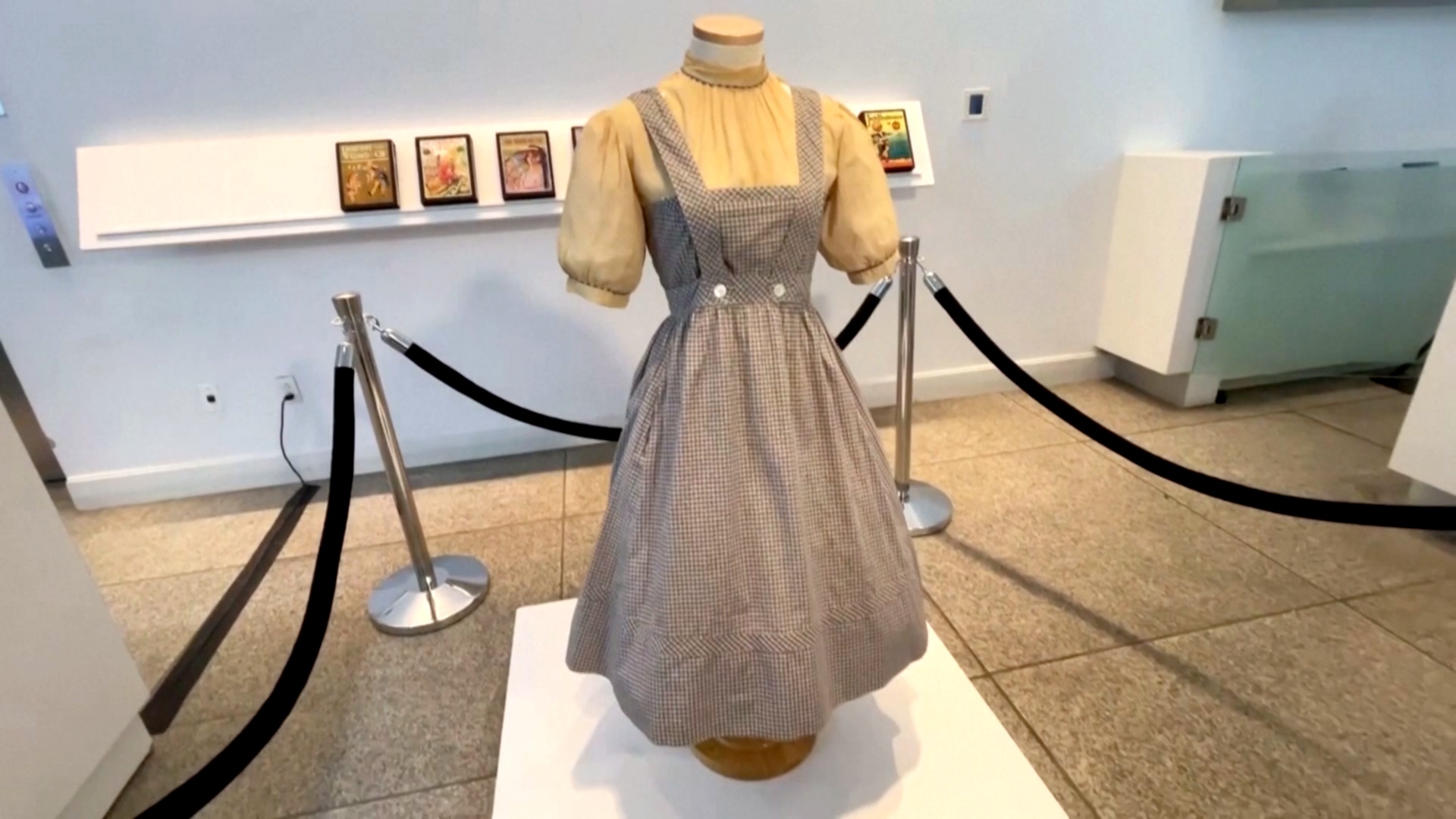 Ранее утерянное платье Дороти из «Волшебника страны Оз» ушло с молотка —Новости мира сегодня NTDНовости мира сегодня NTD
