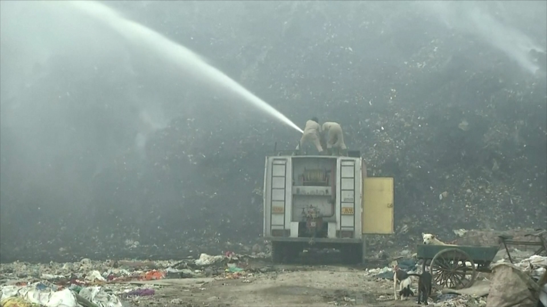 В Нью-Дели горит крупнейшая свалка