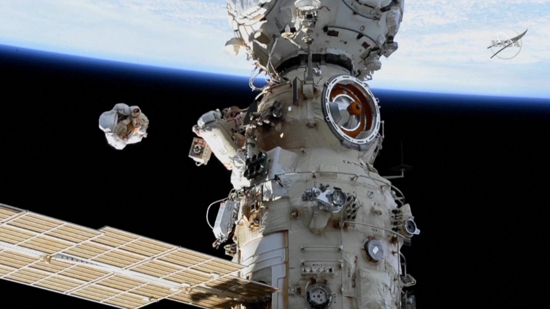 Российские космонавты второй раз за месяц вышли в открытый космос
