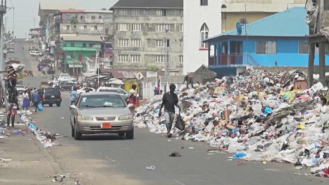 Горы мусора: как в Либерии дети играют на мусорных пляжах
