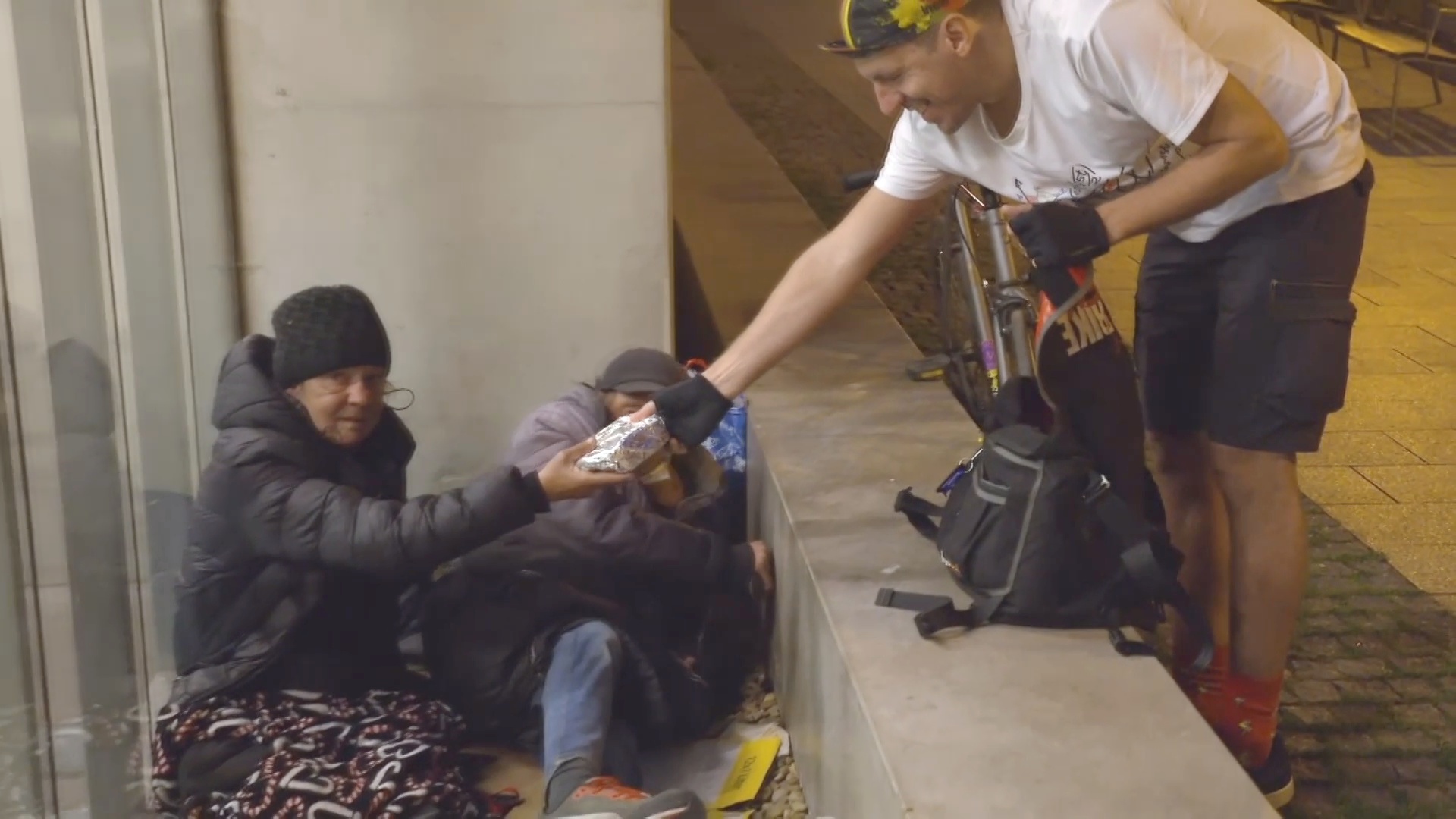 Волонтёры-велосипедисты развозят еду бездомным в Венгрии