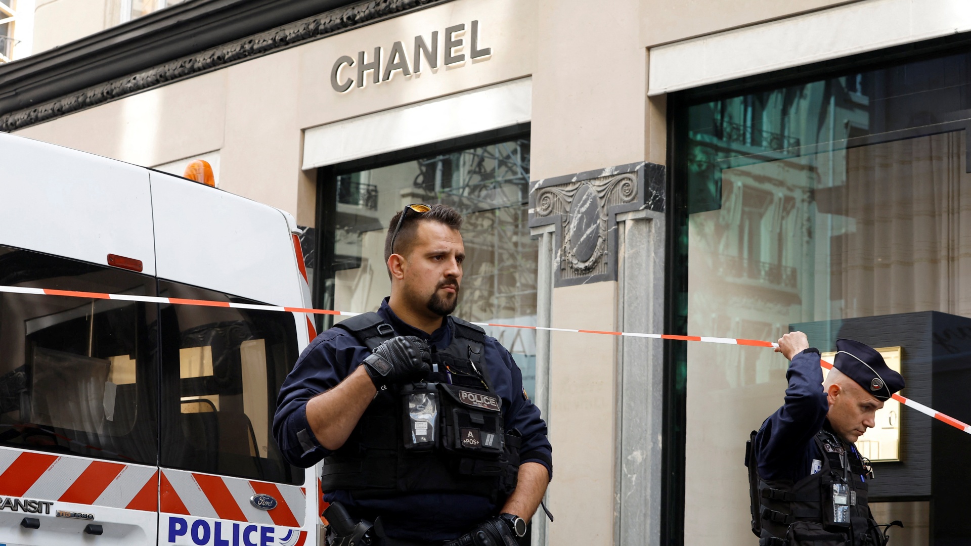 В Париже среди бела дня ограбили ювелирный бутик Chanel