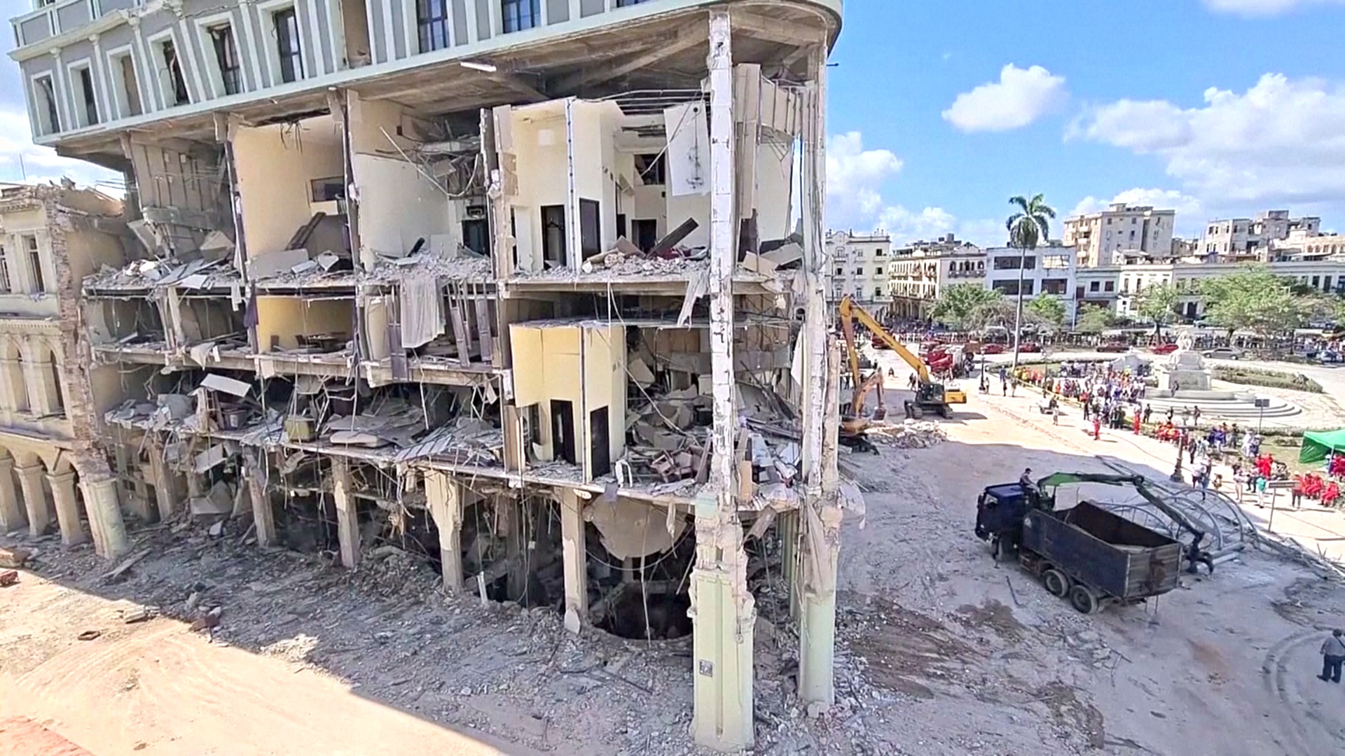 В Гаване разбирают завалы на месте взорвавшегося отеля