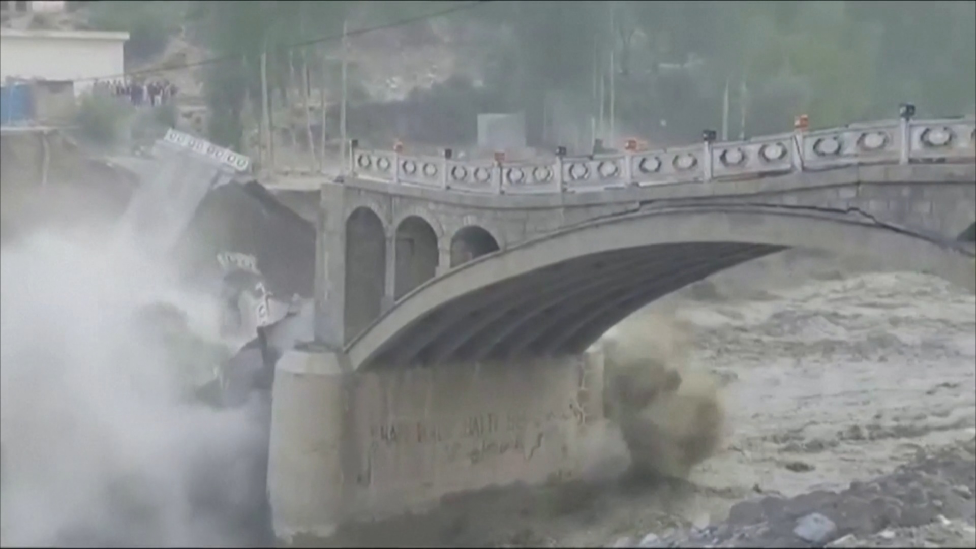 В Пакистане смыло мост