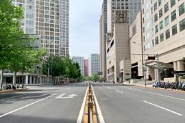 Пустые магазины и улицы: Пекин продолжает ужесточать карантин