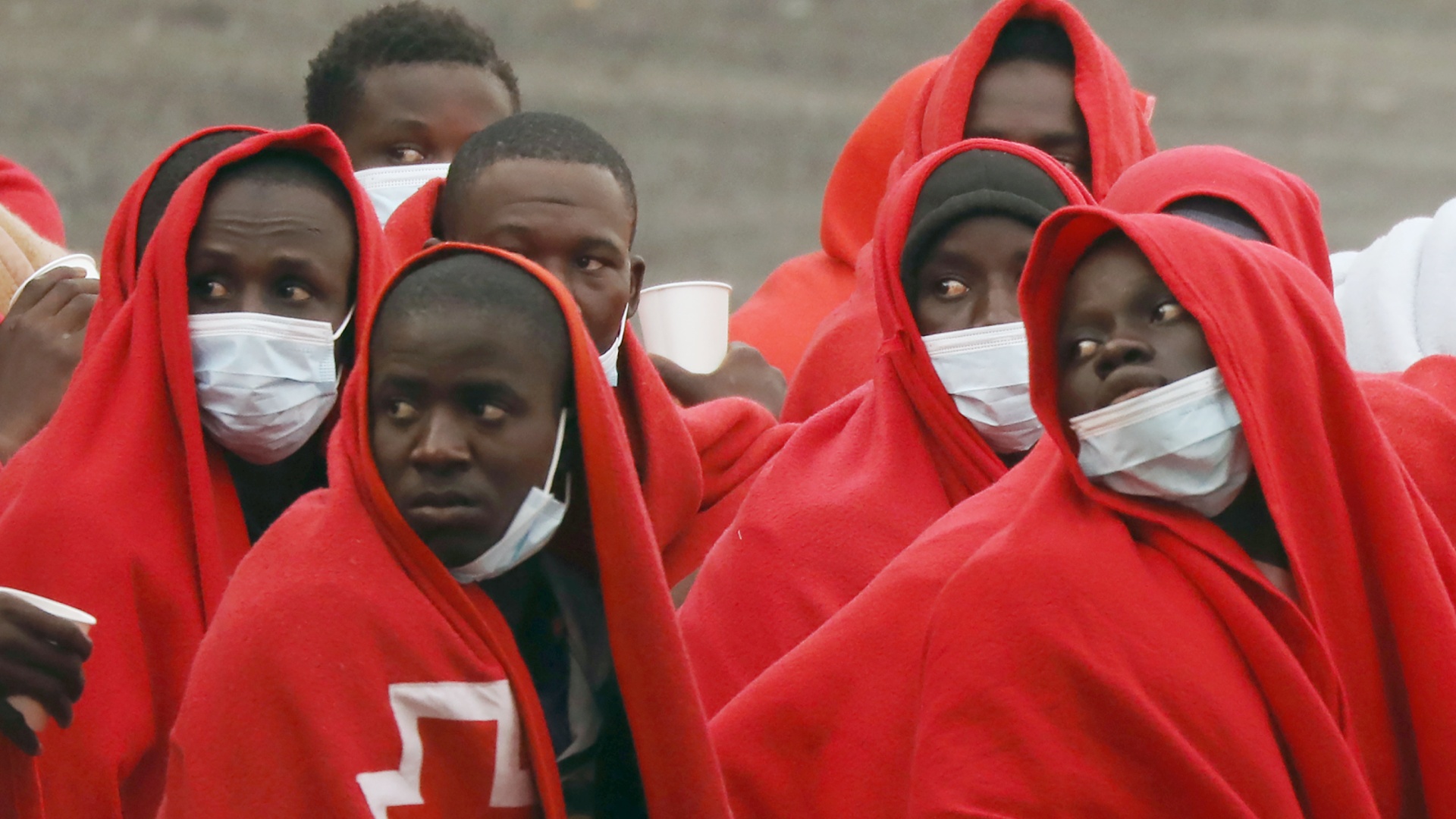 Опасное путешествие: в Атлантическом океане спасли мигрантов из Африки