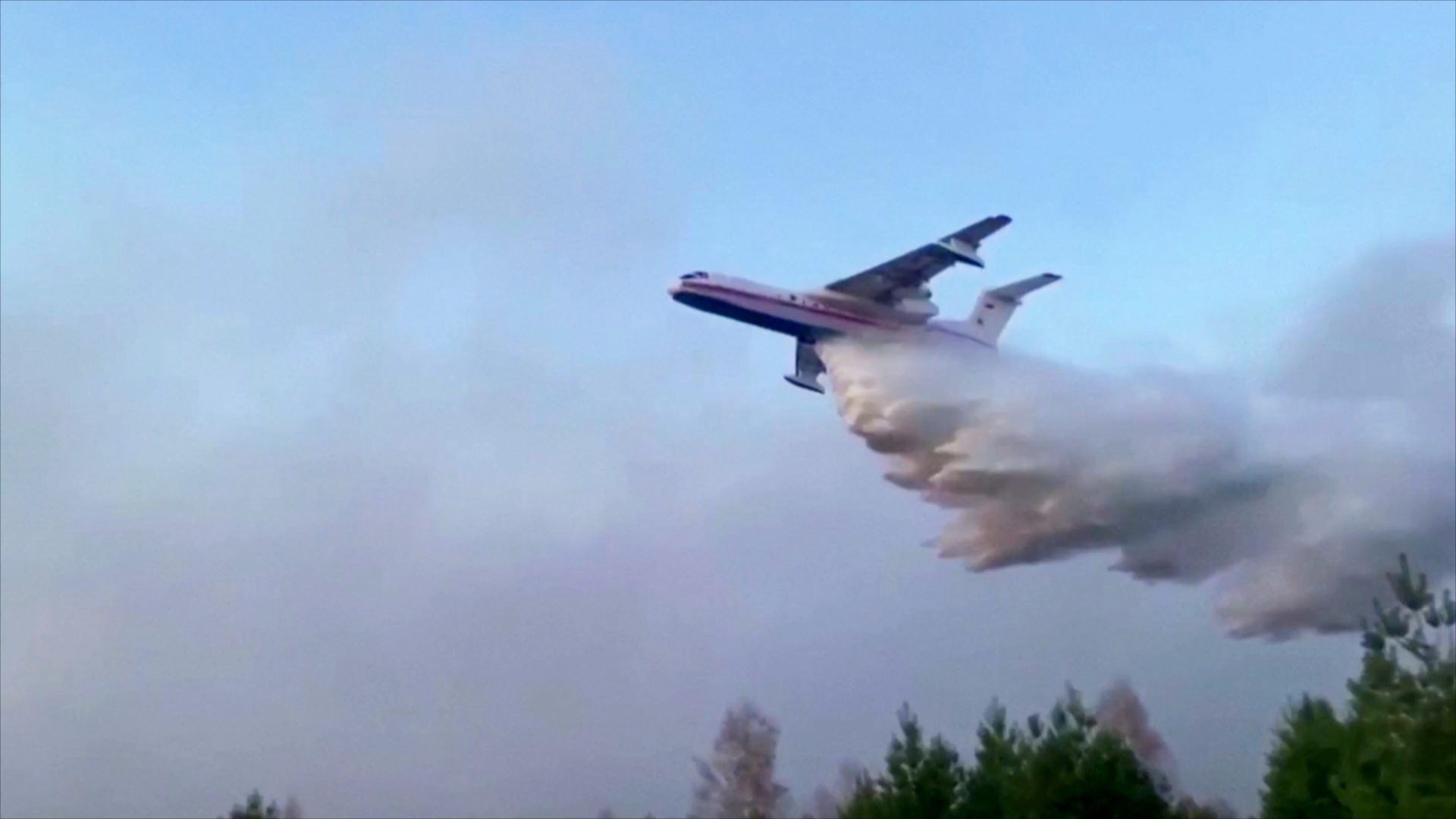 В Сибири и Зауралье продолжают тушить пожары с земли и с воздуха