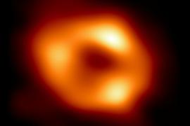 Появилось первое изображение чёрной дыры в центре нашей галактики