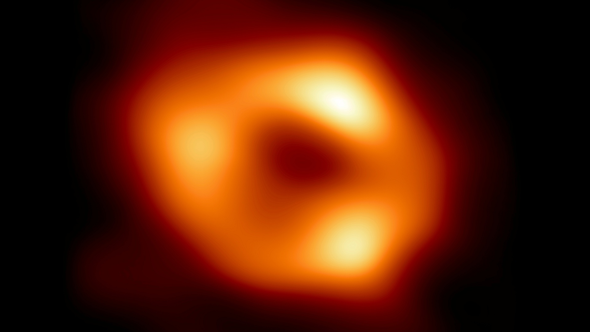 Появилось первое изображение чёрной дыры в центре нашей галактики