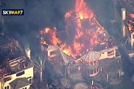 Огонь уничтожил дорогие особняки в Калифорнии