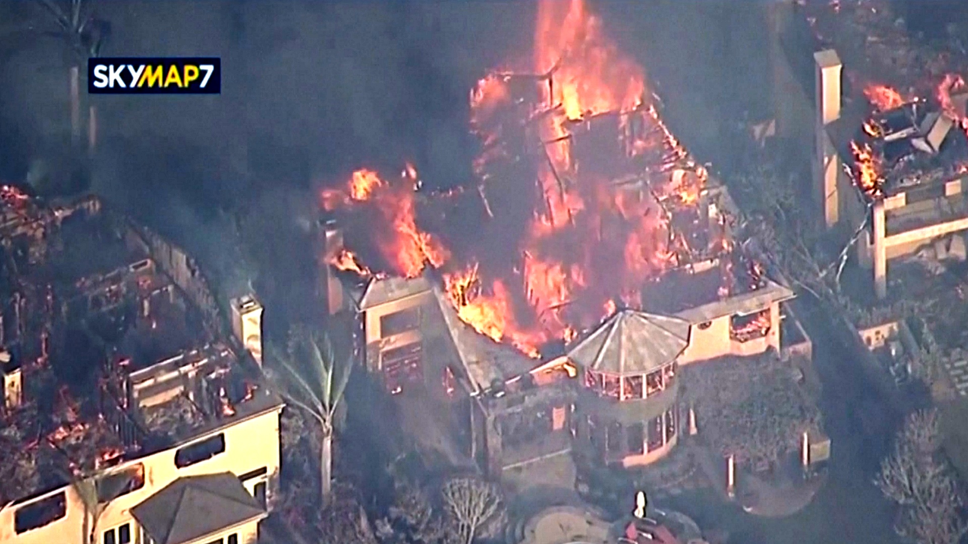 Огонь уничтожил дорогие особняки в Калифорнии