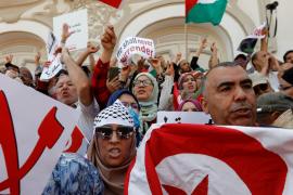 Тысячи тунисцев протестуют против президента и требуют демократии