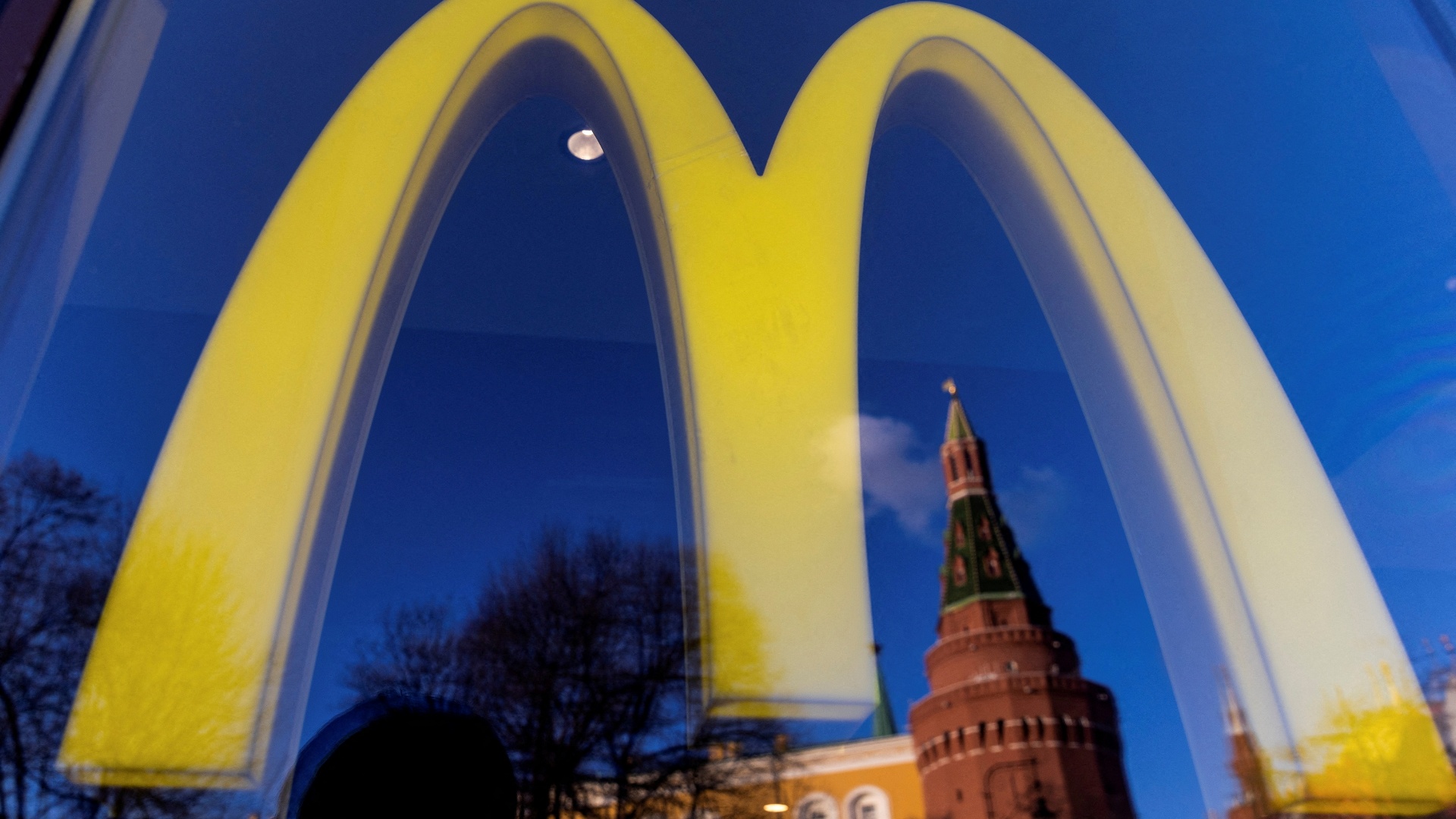 McDonald’s продаёт рестораны и уходит из России
