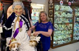Огромную коллекцию сувениров, посвящённых британским монархам, собрала австралийка