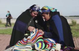 500 индейских женщин соткали изделие длиной километр, чтобы установить рекорд