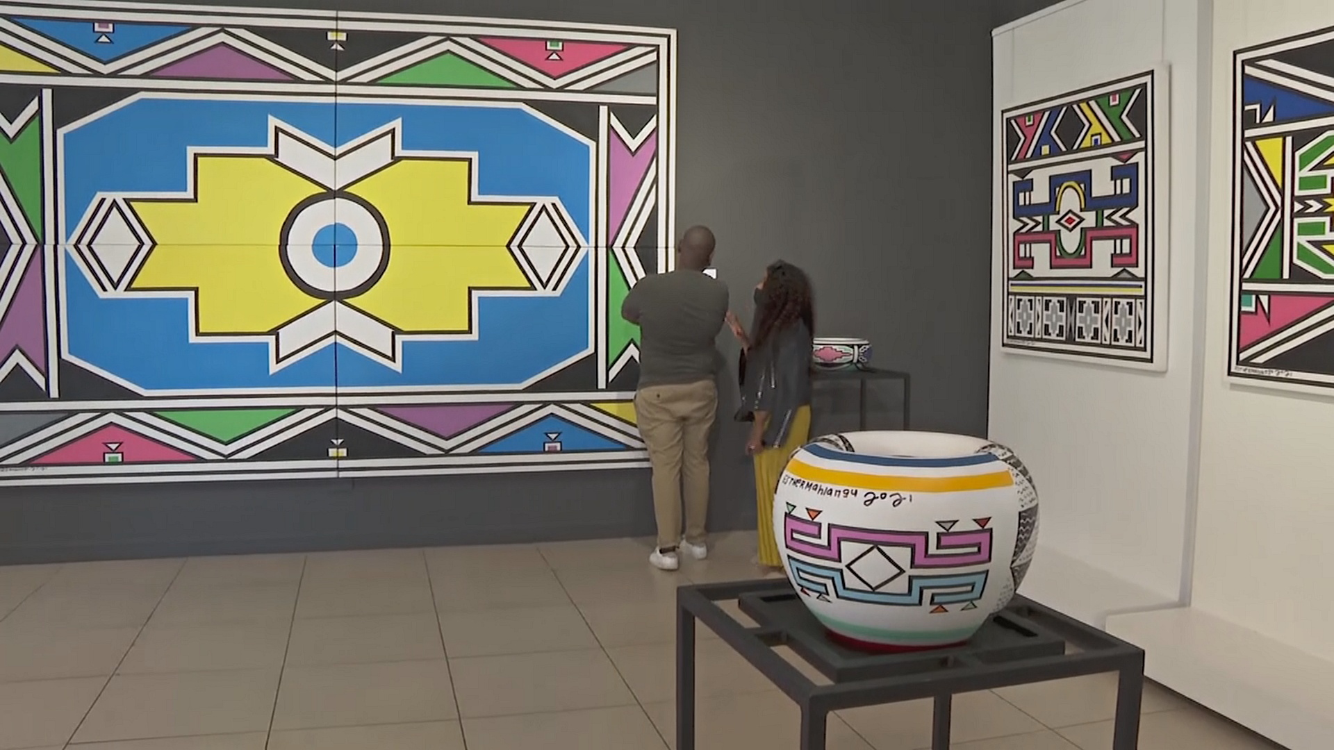 Цвета Африки: узоры этой художницы украшают самолёты и машины