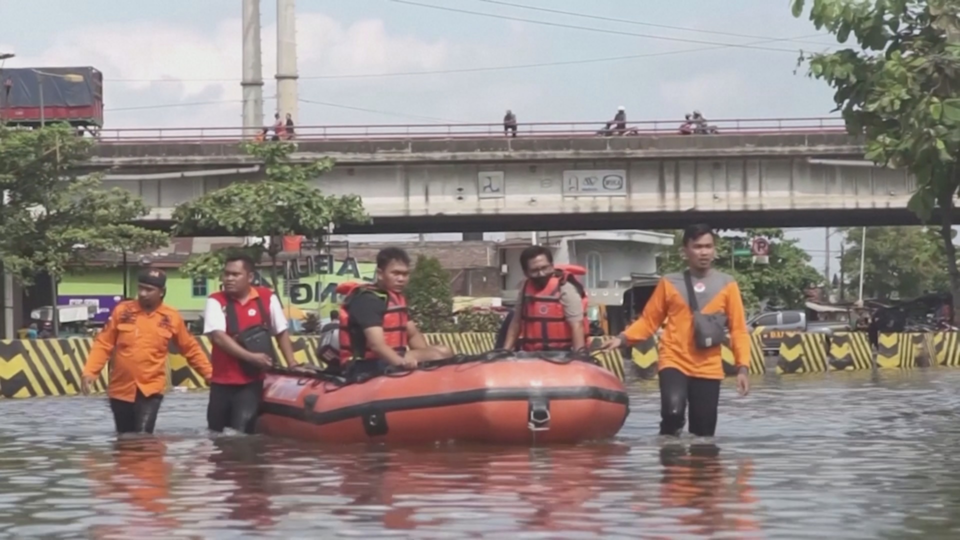 Наводнение на Яве: тысячи людей эвакуируются