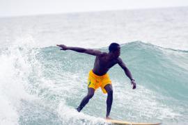 Либерийский городок привлекает сёрферов своими идеальными волнами