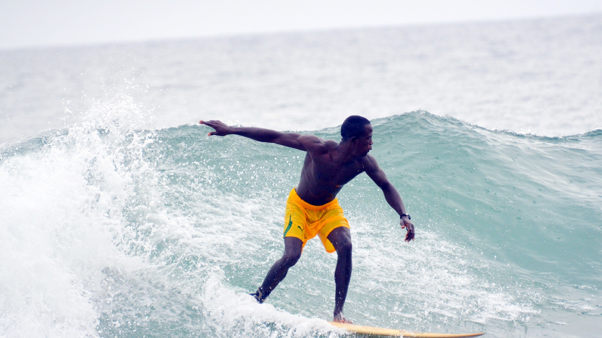 Либерийский городок привлекает сёрферов своими идеальными волнами