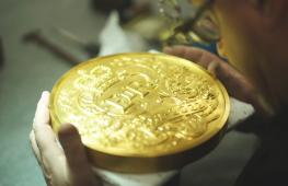 Золотую монету весом 15 кг отчеканили к платиновому юбилею Елизаветы II