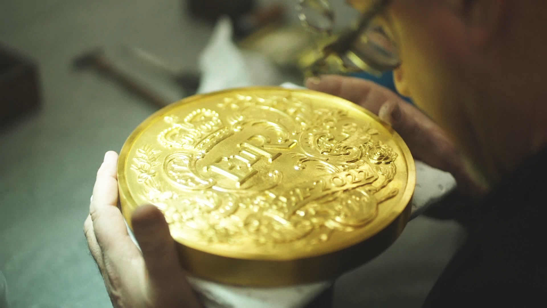 Золотую монету весом 15 кг отчеканили к платиновому юбилею Елизаветы II