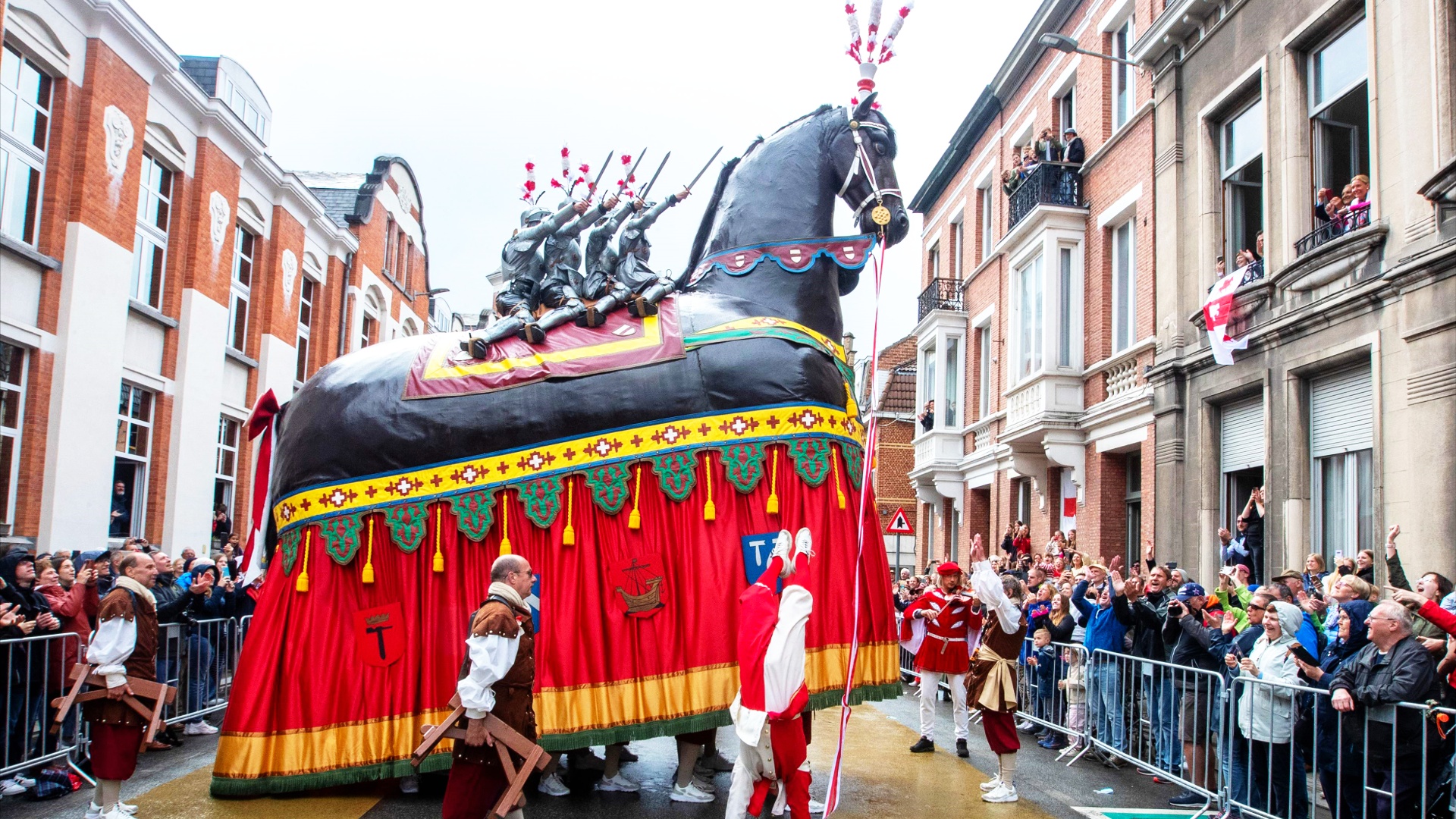 Конь-великан «прогарцевал» по улицам бельгийского городка