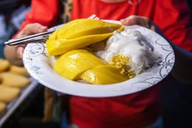 Десятки сортов манго привезли на фестиваль в Индии