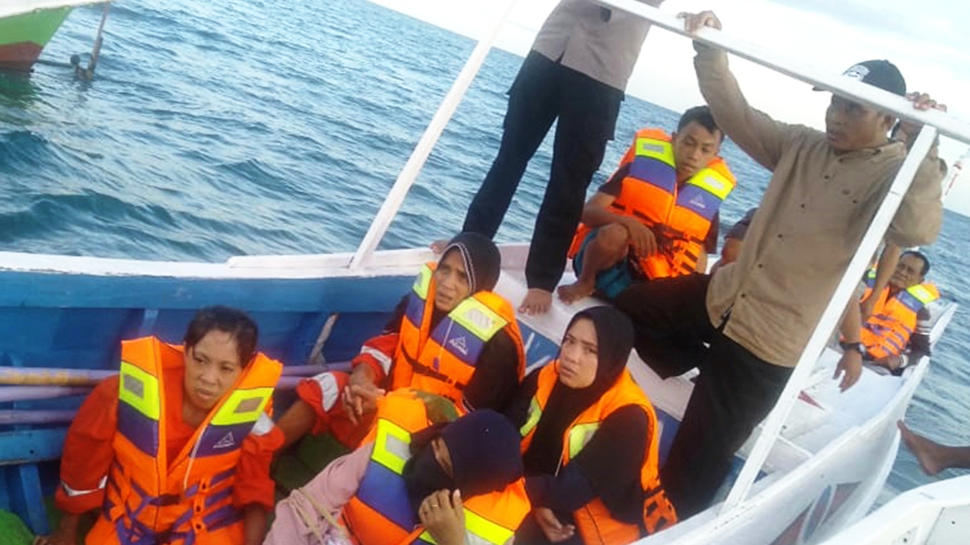 Кораблекрушение в Индонезии: 25 человек пропали без вести