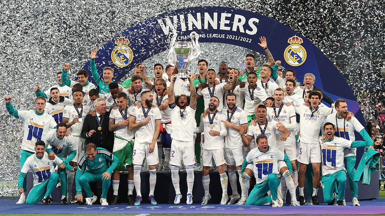 «Реал Мадрид» показал свой кубок Лиги чемпионов ликующей толпе