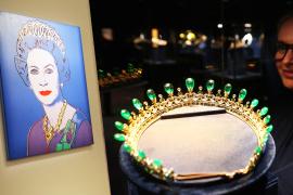 Портреты и диадемы британских королев представили в Лондоне