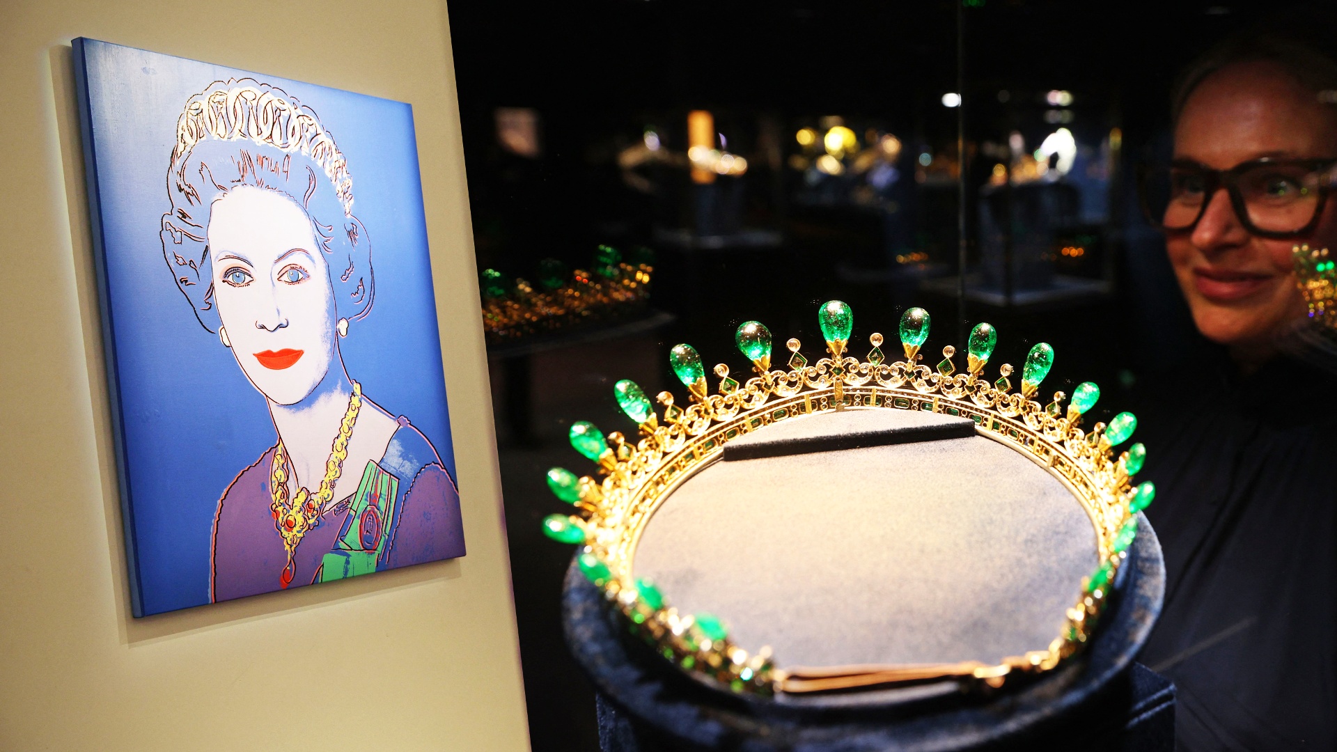Портреты и диадемы британских королев представили в Лондоне