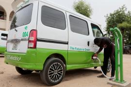 Нигериец делает из обычных автобусов электробусы