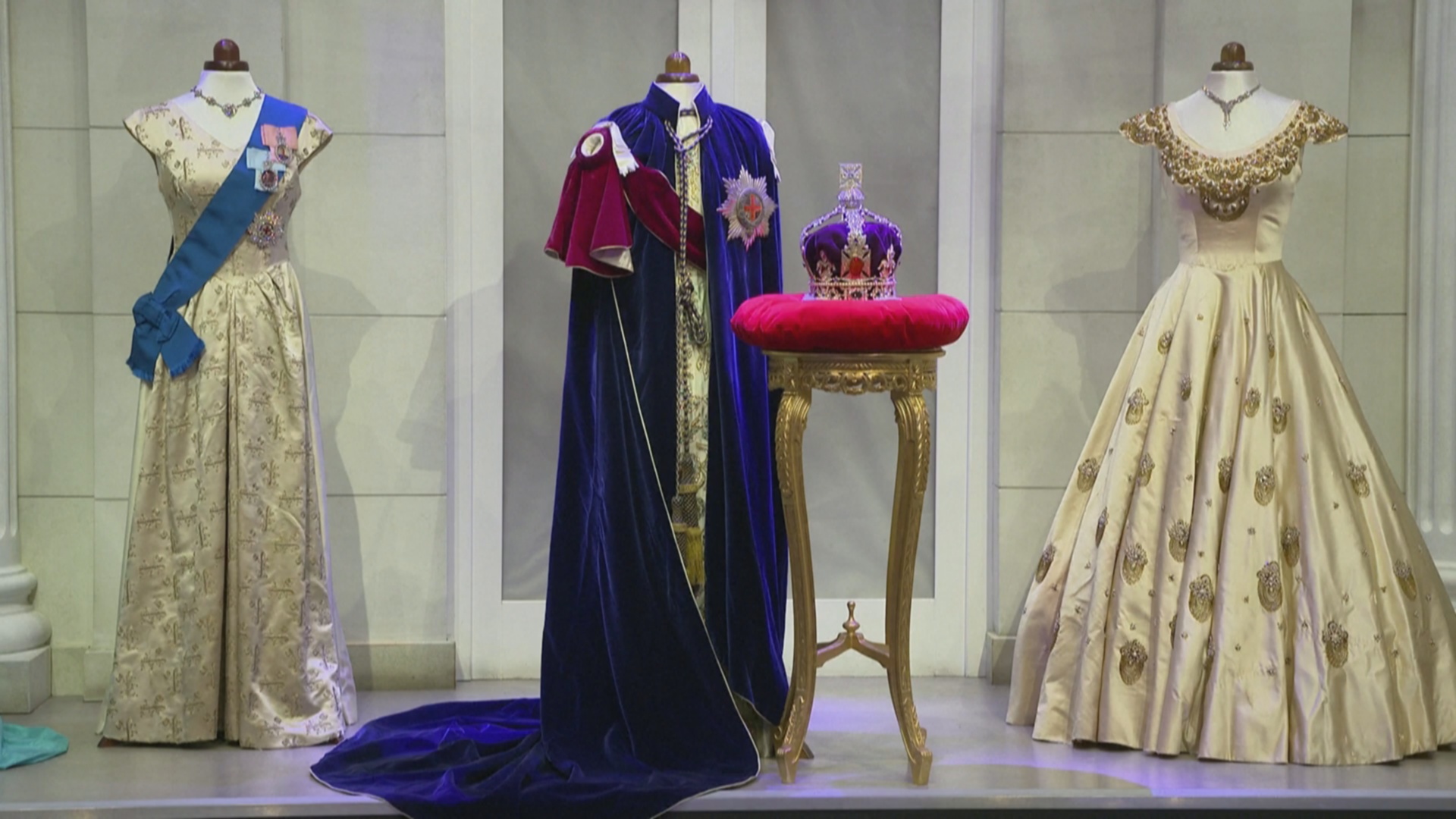 Королевские наряды Елизаветы II представили в Музее мадам Тюссо в Лондоне