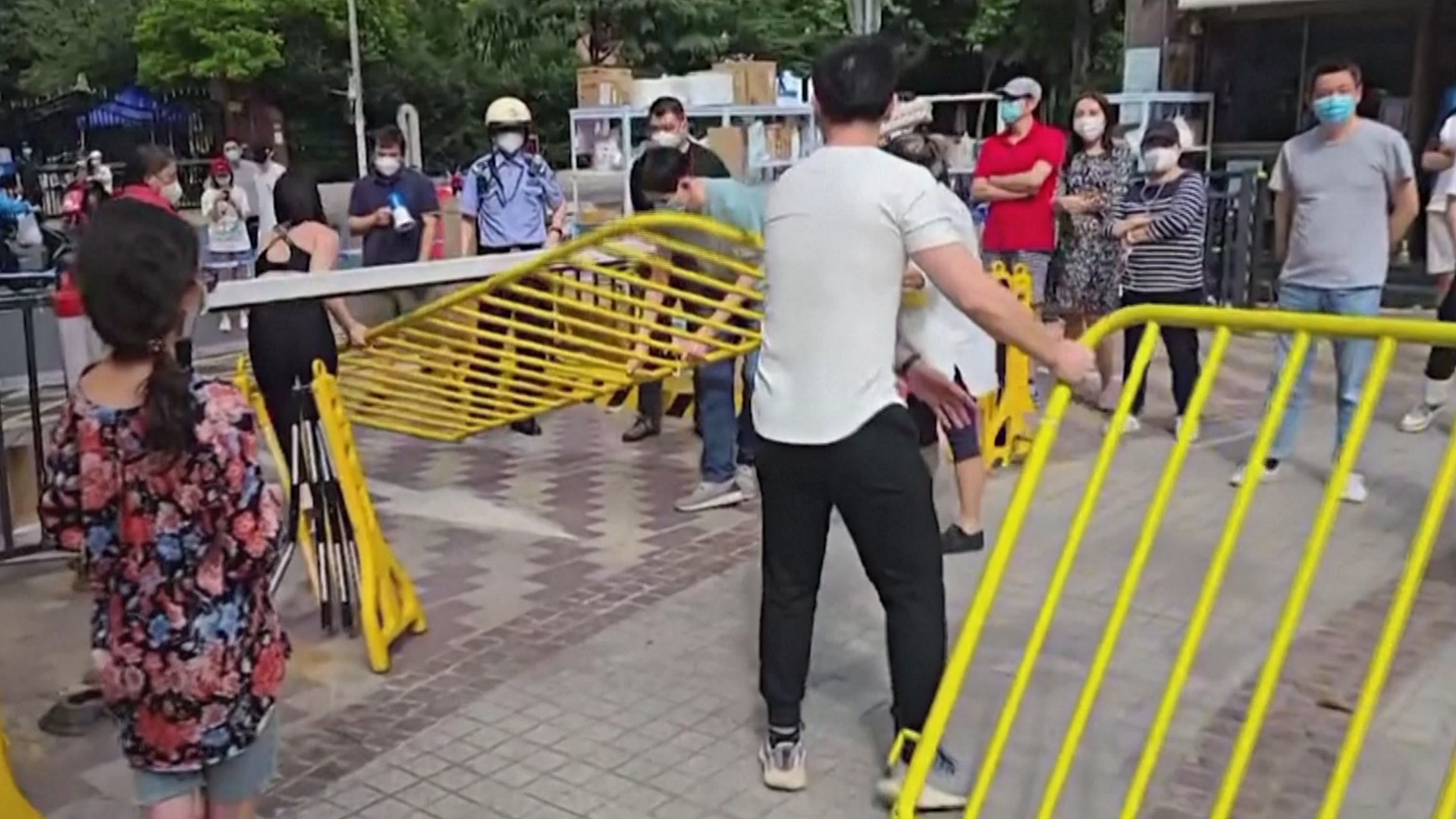 Жителей одного из кварталов Шанхая оставили на карантине, несмотря на «ложный» тест