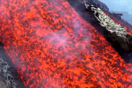 Раскалённую лаву Этны на Сицилии сняли на видео с близкого расстояния