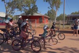 Как велосипеды вдохновили детей австралийских аборигенов ходить в школу