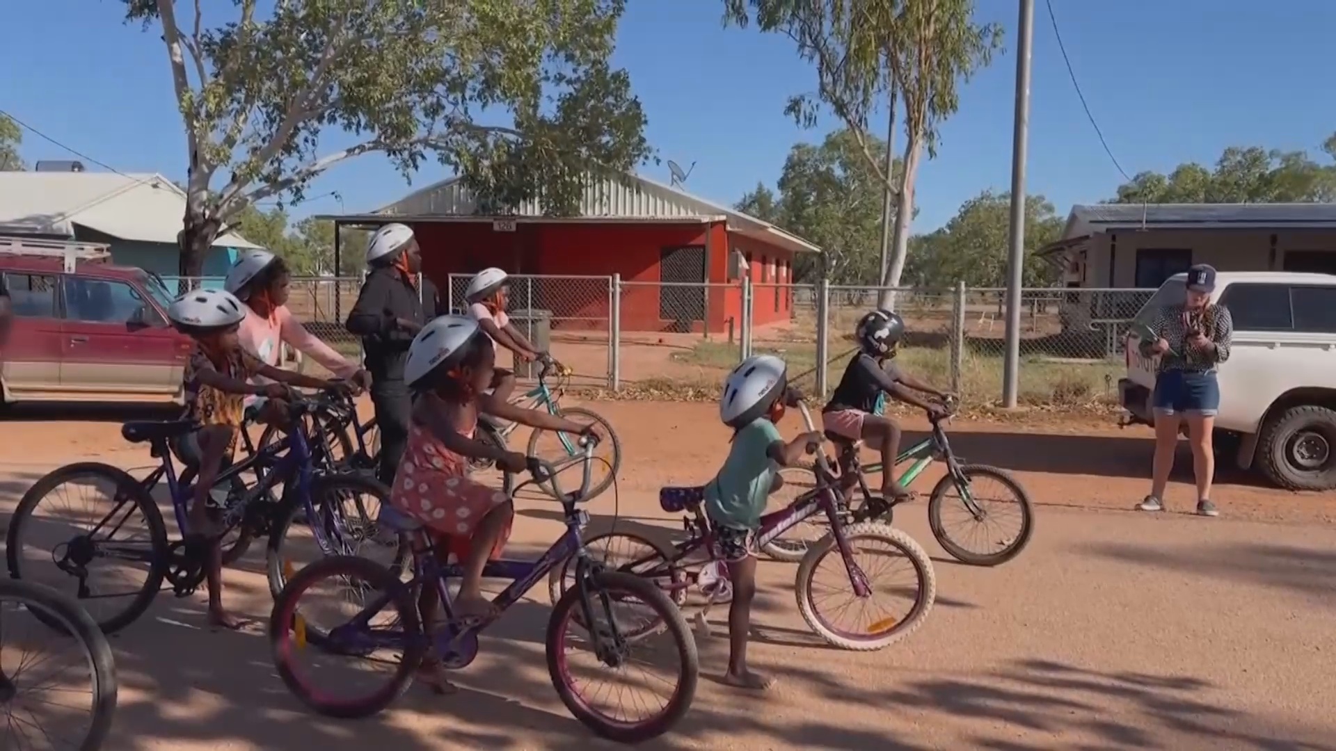 Как велосипеды вдохновили детей австралийских аборигенов ходить в школу
