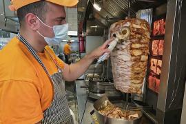 Инфляция в Греции больно ударила по уличной еде