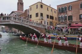 Сотни лодок вышли на регату в Венеции
